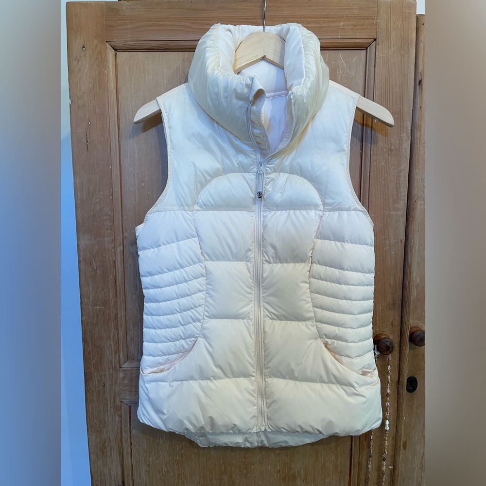 Lululemon down vest Sz 8, super cute puffy vest, off white , fits slim like a 6